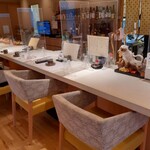 えびすよしよし - カウンター席。アクリル板で仕切りがあり安心。