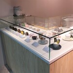 カヌレとアイス - ショーケース。