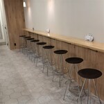 カヌレとアイス - イートインスペースもあります。