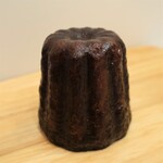 カヌレとアイス - クラシック（380円税込）。