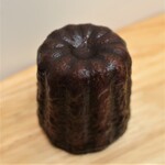 カヌレとアイス 浅草店 - 定番のクラシック（380円税込）。ラム酒香る大人味♪