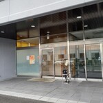 えびすよしよし - 外観。ビルの一階で、小さなメニューがでているので、営業中とわかります。