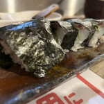 Chuuouichiba Endou - あじ棒。皿の寿司の手前に醤油を塗って、寿司を引く事で寿司の下面に醤油をつけていただきます。海苔のパリパリ食感が残ります。