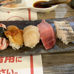 Chuuouichiba Endou - 寿司2皿目。右から太刀魚炙り、トロ、ホタテ、赤貝、カニ。