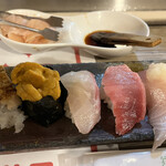 Chuuouichiba Endou - 寿司1皿目。右からぶり、トロ、鯛、ウニ、穴子。