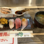 中央市場 ゑんどう - 赤だしと寿司1皿目。