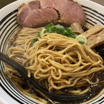 極麺 青二犀 - 黒胡椒が効いたいい塩梅の真っ黒スープ