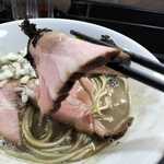 麺処 晴 - しっとりジュシー、大ぶりで美味なチャーシュー