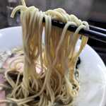 麺処 晴 - 中細麺、小麦の香り強く美味