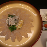 山田屋 - ふぐ刺し
                    1人1皿