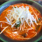 亀ちゃん食堂 - 真っ赤なスープに真っ白なネギ細切りが美しい！亀ちゃんラーメン中辛太麺！