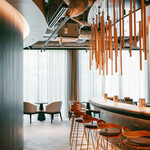 TOKi - バルは奈良県産の檜材のカウンター