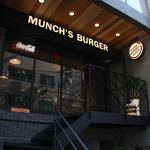 MUNCH'S BURGER SHACK - ２階が入り口になってます。