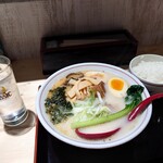 Noodle&Kitchen Warudo - とんこつ白湯塩 角煮ラーメン 950円、トッピング煮卵 100円、ミニライス 100円(全て税込)。