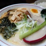 Noodle&Kitchen Warudo - とんこつ白湯塩 角煮ラーメン 950円、トッピング煮卵 100円(全て税込)。