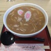 カレーうどんの山本屋 - こちらが相棒の「カレーうどん」(¥770-税込)です。珍しい！鳴門巻2枚方式ですね。藤岡市の「み○ご食堂」さんの中華そばと、あとどっかのお店で2枚方式を採用してましたが、そのくらいですよ2枚方式は。