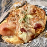 ハマブレッド - チリドック　ソーセージは肉汁たっぷり　チリソースも本格的　我慢できず海沿いの公園で頂きました