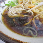 そば新 - 濃口のつゆ。
