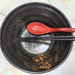 麺辛屋 二代目 美國 - 丼の底にけっこうな量の唐辛子が沈殿しています。完食すると、唐辛子がザラザラーっと口に入りますが、不思議と辛くないのです。
