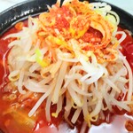 麺辛屋 二代目 美國 - もやしをこれからスープに沈め、麺を天地返しします。