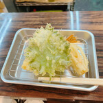 天ぷら食堂 若鷹 - 大葉の下はえのき天、海老