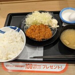 松屋 - ロースカツ定食ポテサラ付の、ご飯特盛り…(税込500円)＋生玉子(80円)