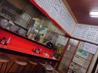 栄楽 - 店内 (カウンター5席、4人掛けテーブル席 × 2 だが果たして…。)