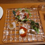 オステリア プロフーモ - 前菜盛り合わせ 生ハムとパルミジャーノレッジャーノのサラダ、真鯛のカルパッチョ、モッツァレラチーズと赤パプリカのマリネ、菜の花のソテー 山椒ソース添え