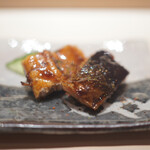 鮨 西崎 - 皮目だけを炙った焼き穴子。タレが飴状で歯にまとわりつく...