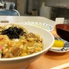 札幌市交通局 豊水すすきの駅食堂 - 親子丼(￥500)。
カツよりは軽いけど丼ものだから朝食ではハードっすわ笑