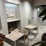 MINIMAL MAAT COFFEE - ゆったり１名様のお席の本は、ご自由にご覧ください。