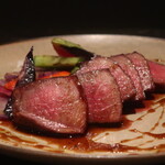 肉とワイン みなもと - 猪のローストと鎌倉野菜のグリル ラケソースアップ