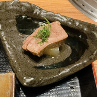 柳橋焼にく わにく - 大根の上にタン