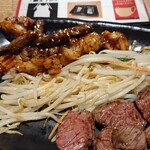 鉄板焼天神ホルモン 博多駅店 - 上がミックスホルモン、下がサガリ。