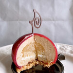 テタンレール - 【ダリ】
りんごジュレとアーモンド生地を紅茶のムースで包み、
上からフランボワーズソースでコーティングしています