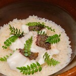Imoto - ⑪真鯛(兵庫県明石産、1.7kg、雄、前日17時〆)の炊き込みご飯、山椒の木の芽添え
                        真鯛で出汁を引いてご飯を炊いているそうです
                        真鯛は臭みが出易い魚なので意外と難しい
                        完璧に臭みを抑えているのが見事