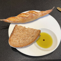 ガストロノミー ジョエル・ロブション - 写真のパンはデフォルトで付いてくる。地下でも購入可能だし、この2個でお腹を膨らませようという魂胆かな。私は2階でしか食べれないパンをパンワゴンから食べまくりました笑