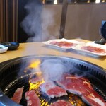 Yakiniku Kingu - 今時煙が立ちこめる雰囲気は珍しいかも。