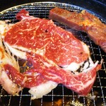 Yakiniku Kingu - ドでかロースは薄くて広いので容易に裏返せません。右手は壺カルビ。