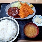 あおき食堂 - ハンバーグ・アジフライ定食