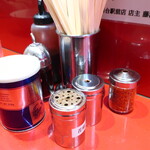ラーメン二郎 - 卓上調味料