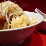 ラーメン二郎 - ラーメン半分＋ニンニク＋ＳＫ白ネギ
