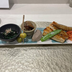 和晩酌 嶺 - 前菜盛り合わせ　法蓮草お浸し　大蒜の佃煮　銀鱈西京焼き　副菜など
