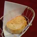 トラットリア ピアノ・ピアーノ - セットのパン。これ美味しい！