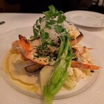 Restaurant LE MiDi - 今回のポワソンは妻のリクエストでガロニの野菜を沢山と海老も一緒に提供して欲しい、とお願いしたのがコチラ。