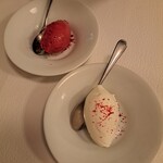 Restaurant LE MiDi - サービスで提供してもらったミルクとフランボワーズのアイスクリーム。