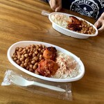 ハラールフードショップ ナビさん - 【手前(私の)が辛口、奥が甘口】チャナカレー、チキンティッカケバブ、サラダとライス 495円(税込)