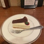 ル プルミエ カフェ - ケーキセット（レアチーズとチョコケーキ）