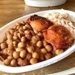 ハラールフードショップ ナビさん - 【チャナカレー、チキンティッカケバブ、サラダとライス 495円(税込)】チャナカレーは辛口にしてもらいました。