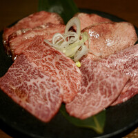 個室焼肉ITADAKI 馬車道 - 氷温熟成タン
                      氷温熟成タン　昆布締め
                      トウガラシ
                      肩三角